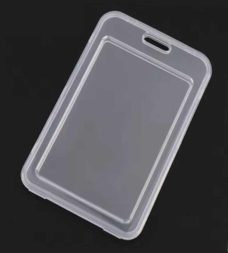 Porte-badge transparent en  plastique, idéal pour protéger vos cartes professionnelles et d'identification.